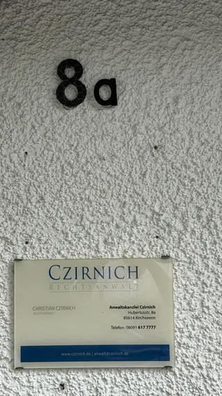 Kanzleischild Christian Czirnich, Rechtsanwalt, an der Hausnummer 8a